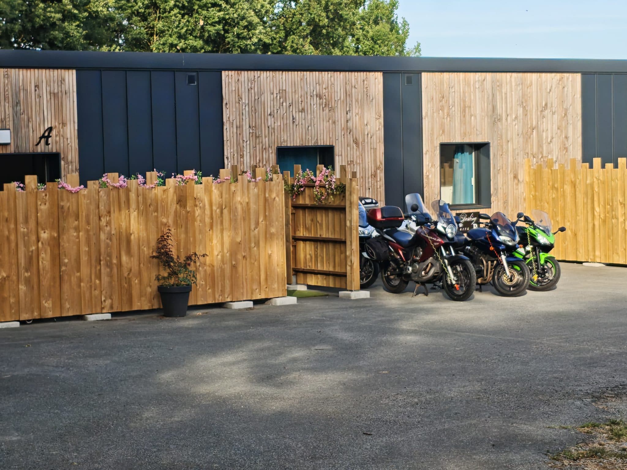 Façade du Gîte A avec son enseigne et son parking privatif