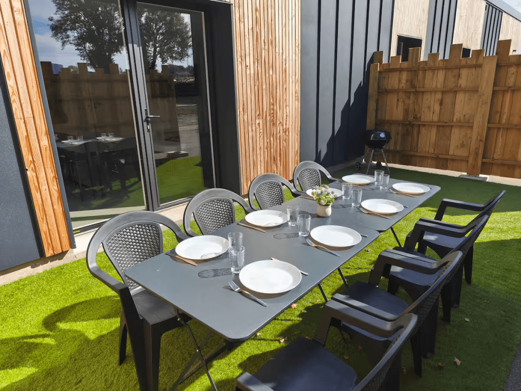 Grande table extérieure pouvant accueillir 8 personnes dans un gîte Néphélie